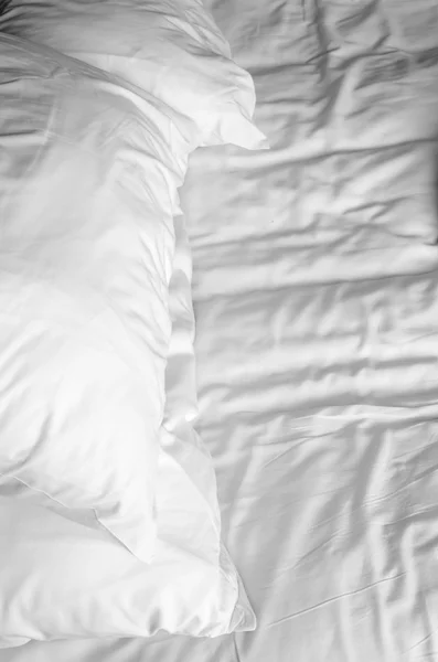 Travesseiros de lençol e cobertor bagunçados pela manhã — Fotografia de Stock