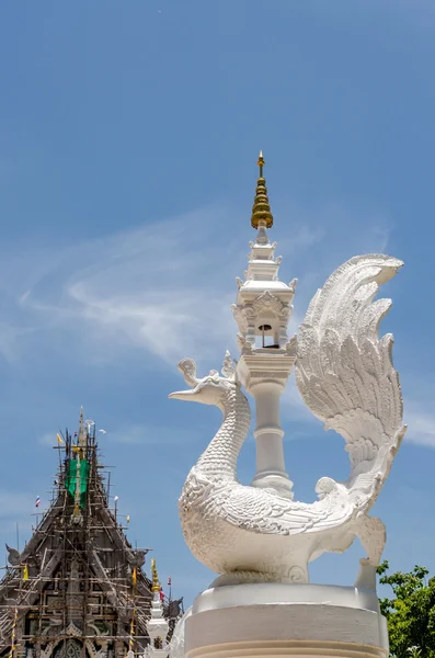 Estatua de cisne blanco tailandés con fondo de cielo azul en la esquina. ¿Qué? —  Fotos de Stock