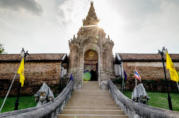 Templo de reliquias de Buda en la provincia de Lampang —  Fotos de Stock