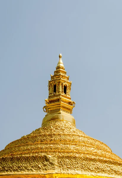 Buddyjską świątynię w zwierciadle, Tajlandia — Zdjęcie stockowe