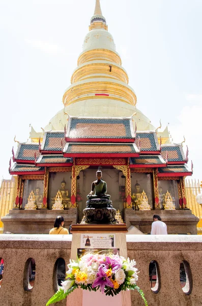 Buddyjską świątynię w zwierciadle, Tajlandia — Zdjęcie stockowe