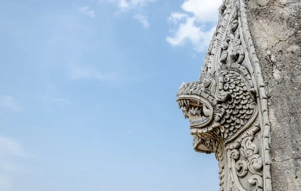 Singha und Naga-Statue im wat prathat Lampang Luang Tempel, Lampe lizenzfreie Stockbilder