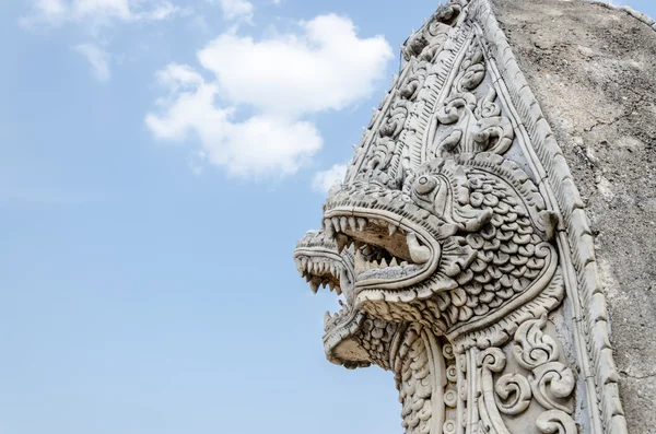 Singha und Naga-Statue im wat prathat Lampang Luang Tempel, Lampe lizenzfreie Stockfotos