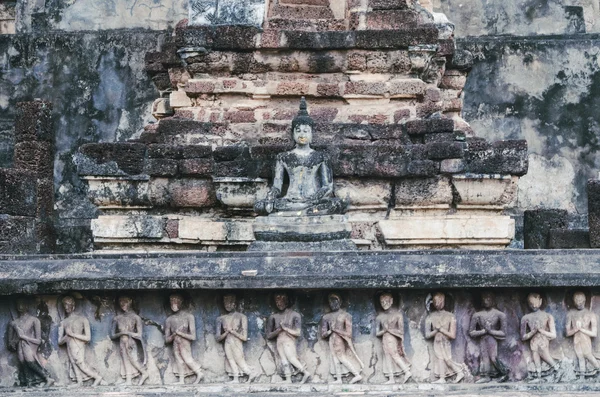 Oude Boeddha en de oude muur op de historische park sukhothai op sukh — Stockfoto