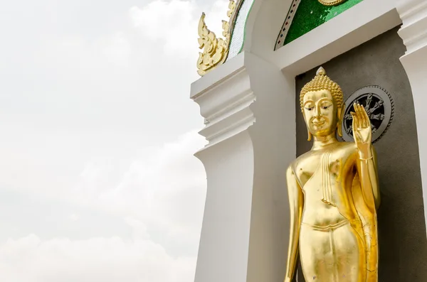 Gyllene buddha staty i thailändska tempel — Stockfoto