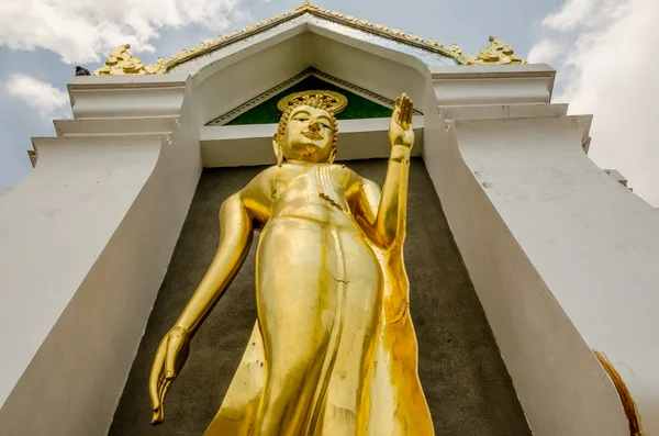 Goldene Buddha-Statue im thailändischen Tempel — Stockfoto