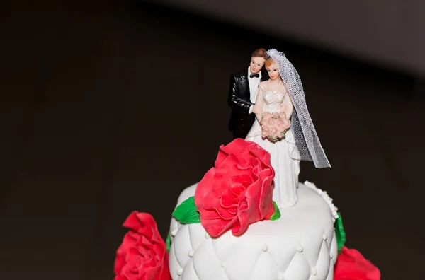 Figurines of the bride and groom on the cake — Stock Photo, Image