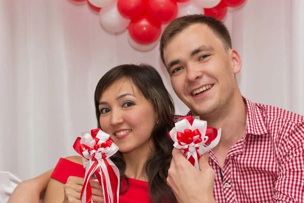 Sonriente joven pareja —  Fotos de Stock