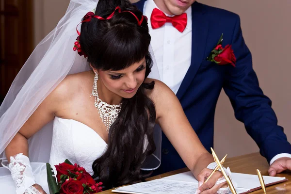 Bride puts his signature — Stock Photo, Image