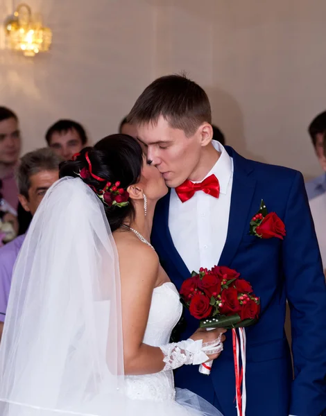 Kiss the bride and groom — Stock Photo, Image