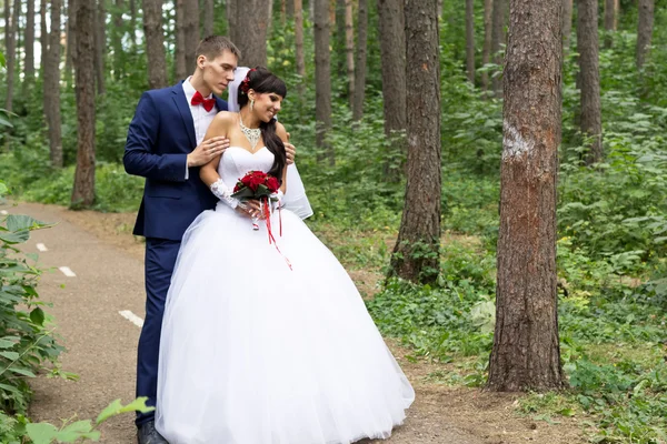 A vőlegény átfogja gyengéden menyasszony — Stock Fotó