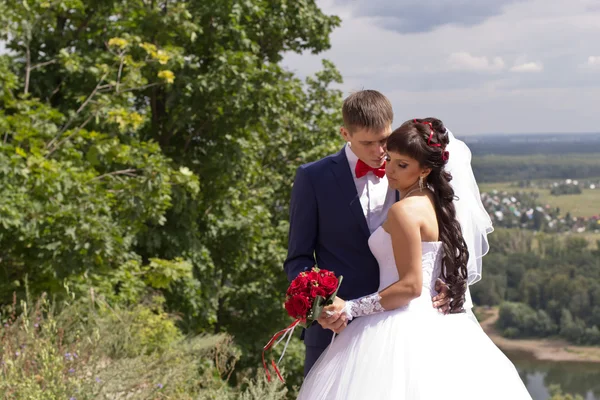 Ein Bräutigam umarmt zärtliche Braut — Stockfoto