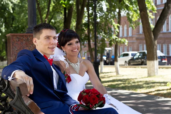 Novia y novio sentados en un banco —  Fotos de Stock