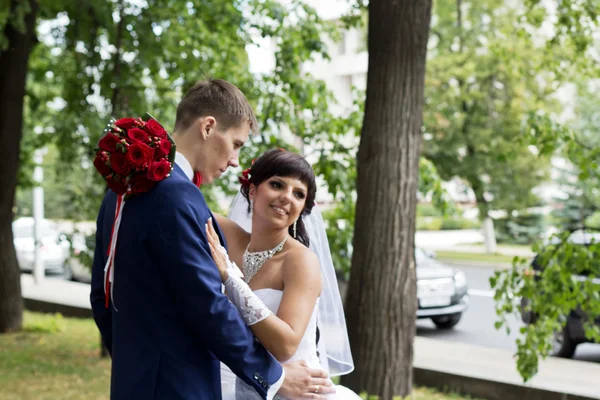 Bruden brudgummen omfamnar försiktigt — Stockfoto