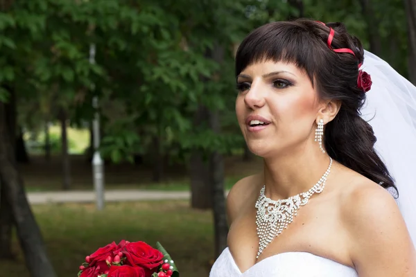 Braut mit einem Strauß Rosen — Stockfoto