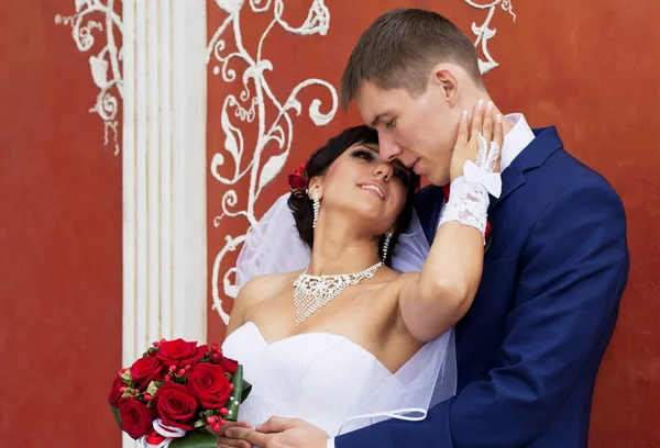 Csók a menyasszony és a vőlegény — Stock Fotó