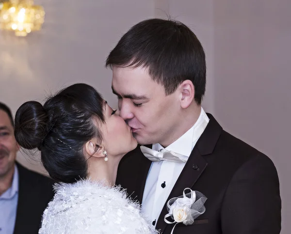Csók a menyasszony és a vőlegény — Stock Fotó