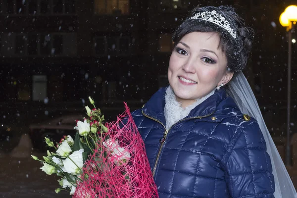 Bride with bouquet in the snow — Stock Photo, Image