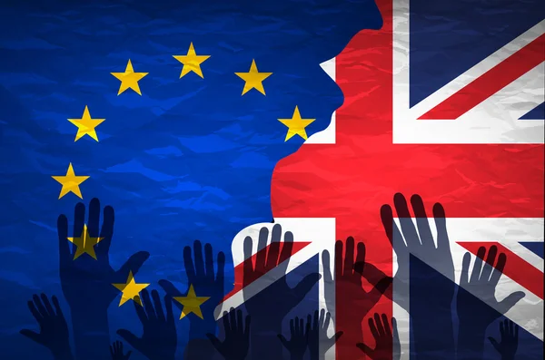 Kezét a zászló az Európai Közösség mintás borítja egy másik kéz mintás az Egyesült Királyság zászlaja — Stock Vector