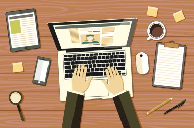 laptop klavye üzerinde metin yazarak ve iletişim için sosyal ağları kullanarak eller. İş Danışma vektör bilgisayarla çalışan Üstten Görünüm