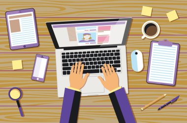 Profesyonel yaratıcı grafik tasarımcı Ofis Masası çalışma, o bir dizüstü bilgisayar kullanarak bir vektör çizim tasarımı olduğunu