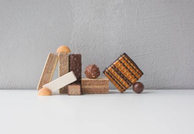 Gofretlerin, şekerlemelerin, şekerlemelerin ve kurabiyelerin geometrik bileşimi, denge konsepti.