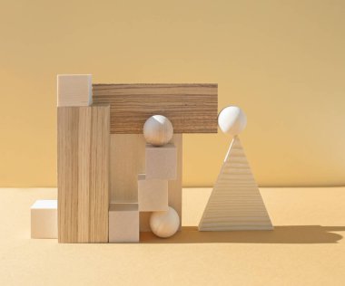 Soyut geometrik bileşim. Üç boyutlu ahşap figürler sıralanmış..