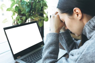 Laptop üzerinde çalışan yorgun, beyaz bir öğrenci, baş ağrısı ya da migrenden muzdarip. Boş ekranlı yorgun erkek çalışan ve bilgisayar. Model