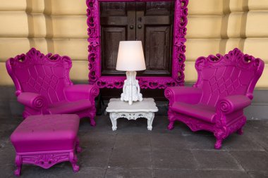 antika mobilyalarla zarif oda