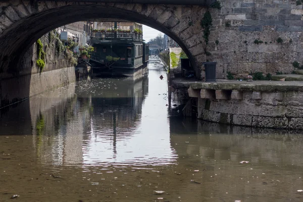 Dokkoló, Milánóban, a Canal Grande mentén — Stock Fotó