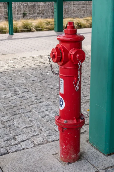 Columna de construcción roja hidrante —  Fotos de Stock