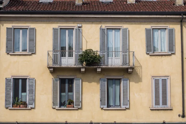 Fachada de edifício com janelas — Fotografia de Stock