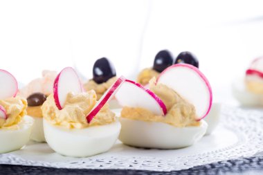 yarı haşlanmış yumurta dolguları ile doldurulmuş