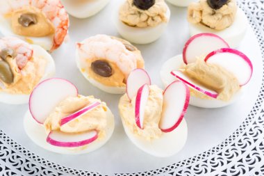 yarı haşlanmış yumurta dolguları ile doldurulmuş