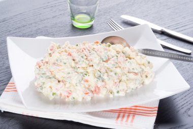 Ev yapımı Rus salatası