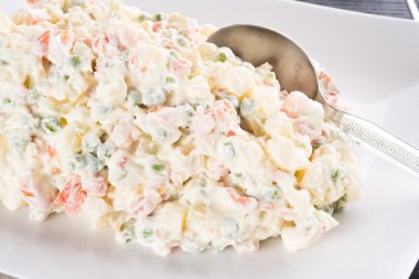 Ev yapımı Rus salatası