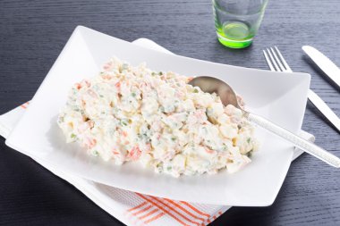 Ev yapımı Rus salatası