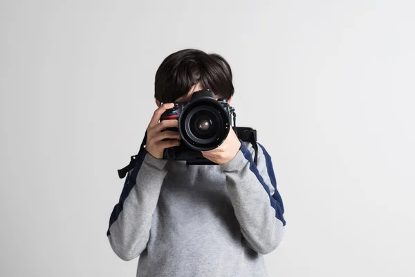 Мальчик с камерой фотографирует — стоковое фото