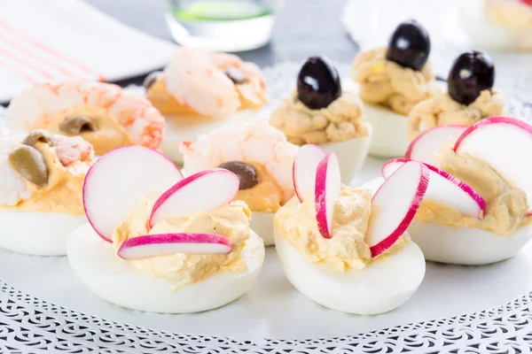Huevos medio cocidos rellenos con rellenos —  Fotos de Stock