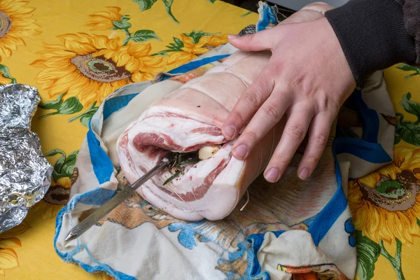 Preparazione di carne di maiale allo spiedo — Foto Stock