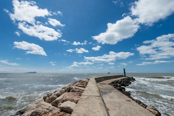 Golfbreker in zomer kust — Stockfoto