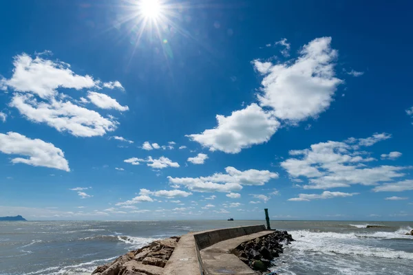 Golfbreker in zomer kust — Stockfoto