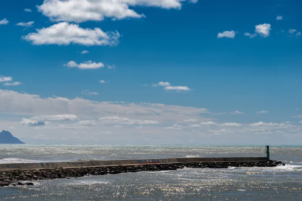 Brise-lames au bord de la mer d'été — Photo