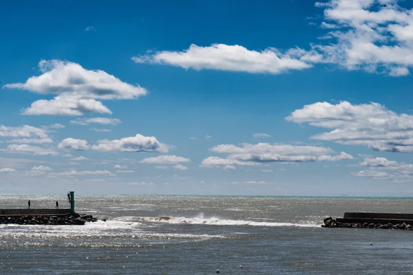 Les gens marchent sur le brise-lames — Photo