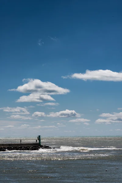 Les gens marchent sur le brise-lames — Photo