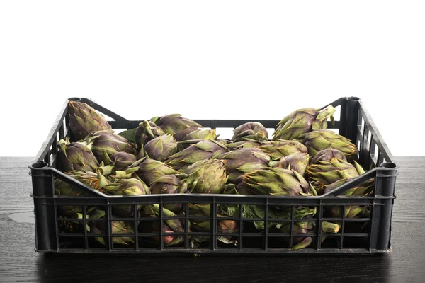 Alcachofras frescas em uma caixa — Fotografia de Stock