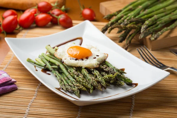 Asperges met ei gekookt — Stockfoto