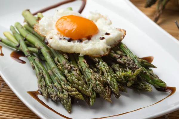 Spargel mit Ei gekocht — Stockfoto