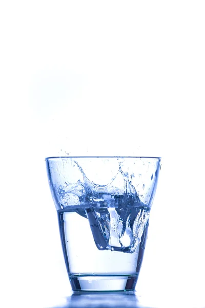 Voda šplouchá ve skle — Stock fotografie