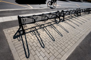 Sokaklarda pedal bisikletçi